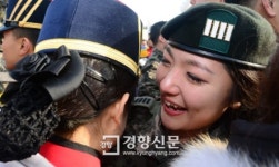 [경향포토]육사 졸업식 눈물의 포옹