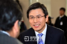 [경향포토]인사하는 황교안 법무장관 후보자