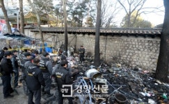 [경향포토]대한문 앞 쌍용차 농성장 화재로 전소