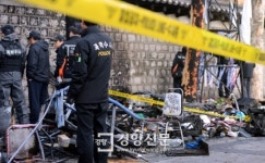 [경향포토]서울 대한문 앞 쌍용차 농성장 화재로 전소