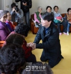 [경향포토]무릎 꿇은 안철수