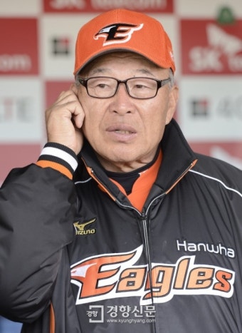 [경향포토]아쉬운 표정의 김응용 감독