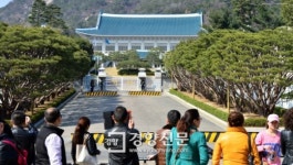 [경향포토]청와대 본관앞 기념사진 찍는 관광객들