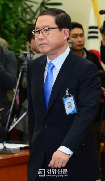 [경향포토]자리로 돌아가는 경찰청장 후보자