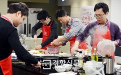 요리하는 남자들… 그들은 왜 앞치마를 둘렀나