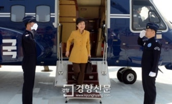 [경향포토]대통령 전용헬기에서 내리는 박대통령