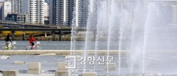 [경향포토]물빛광장 분수대 가동