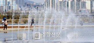 [경향포토]물줄기 내뿜는 한강공원 분수대
