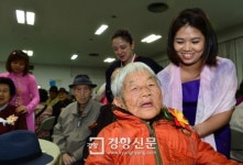 [경향포토]서울 광진구청 어르신 백수잔치