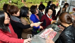 [경향포토]돼지고기 싸게 사세요~