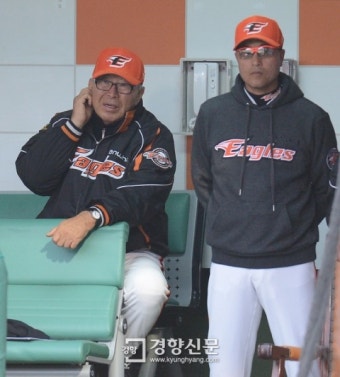 [경향포토]이런 3실점이라니, 답답한 김응용 감독