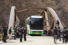 국내 최초 차량용 목조교량 양양 미천골에 등장