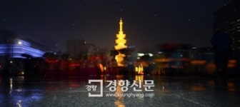 [경향포토]비오는 광화문 석가탑 점등