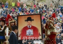 [경향포토]충무공 탄생 468주년 기념 다례 한옥마을에서 열려