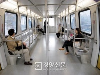 ‘적막강산’ 용인경전철… 상업운행 첫날 텅 빈 객차