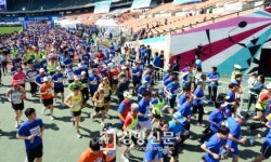 [경향포토]잠실주경기장 출발하는 노동절마라톤대회 참가자들