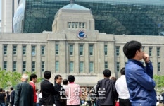 [경향포토]서울광장으로 대피한 시청 직원들