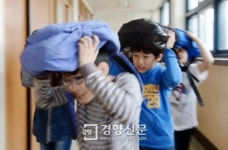 [경향포토]인왕초 어린이들의 재난대피 훈련