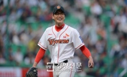 [경향포토]안경낀 김광현, 활짝 웃는 표정이 이채롭네