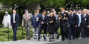 [경향포토]헌화하러 가는 박근혜 대통령