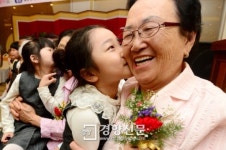 [경향포토]웃음꽃이 절로 피어나는 어버이날