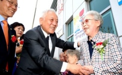 [경향포토]민주당 김한길 대표 아현실버문화센터 방문