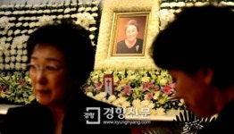 [경향포토]여성운동계 대모 고 박영숙여사 빈소 찾은 전 한명숙총리