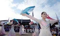 [경향포토]5·18묘역에서 펼쳐진 춤패 공연