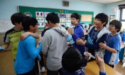 괴롭히는 게 재밌다던 아이, 반 친구들 “그만해” 제지에 풀 죽어
