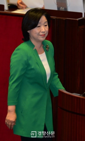 [경향포토]발언대로 가는 심상정 의원