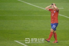 [경향포토]이근호, 머리를 감싸고