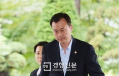 [경향포토]무거운 표정의 김남식 통일부 차관
