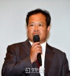 [경향포토]입장 밝히는 박지성의 아버지 박성종씨