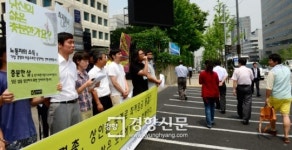 [경향포토]최저임금 인상 촉구에 바쁘게 지나치는 사람들