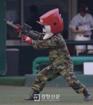 [경향포토]야구장에서 총검술 하는 턱돌이