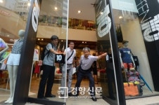 [경향포토]명동 일대 단속 뜨자 문 닫아..