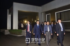 [경향포토]판문점 통일각 나서는 남측 대표단