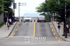 “고갯길 깎자” “옛길 살리자”서울 북촌마을 시끌시끌
