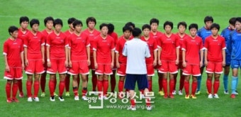 [경향포토]북한여자축구 대표팀 월드컵경기장 훈련