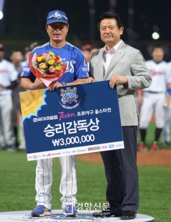 [경향포토]류중일 감독, 승리감독상 수상