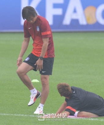 [경향포토]홍명보 감독, 대성아 몸 문제 없지?