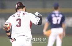 [경향포토]김민성, 홈런 치고 환호