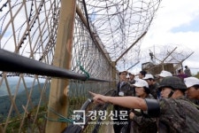 [경향포토]철책 방문한 425고지 전투 참전용사 유가족들
