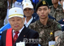 [경향포토]최득수 상사와 손자 최승호 일병
