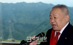[경향포토]참전용사 뒤로 보이는 425고지