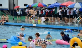 [경향포토]본격적인 휴가철,한강수영장 찾은 시민들