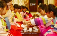 [경향포토]다도 예절 배우는 어린이들