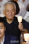[경향포토]김한길이 든 촛불