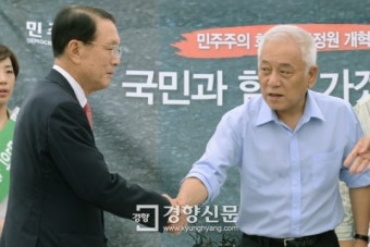 [경향포토]악수하는김한길대표와김기춘비서실장