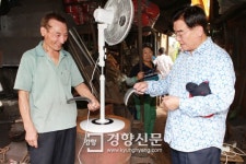 우근민 지사, 제주전통대장간 방문